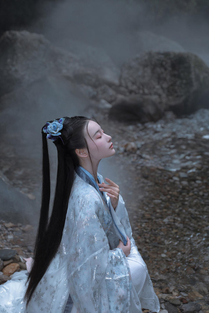 坐在小溪边的高清古装美女艺术写真图片