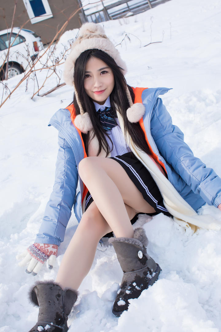 坐在雪中的极品清纯女生写真