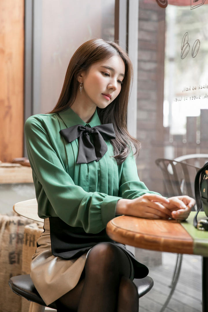 坐在椅子上的极品韩国女神金孝轩写真