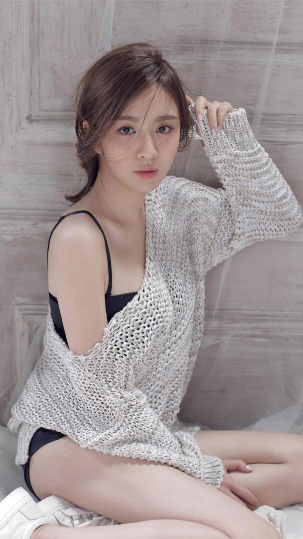 高清唯美亚洲美女明星王晓晨性感黑色吊带内衣写真图片