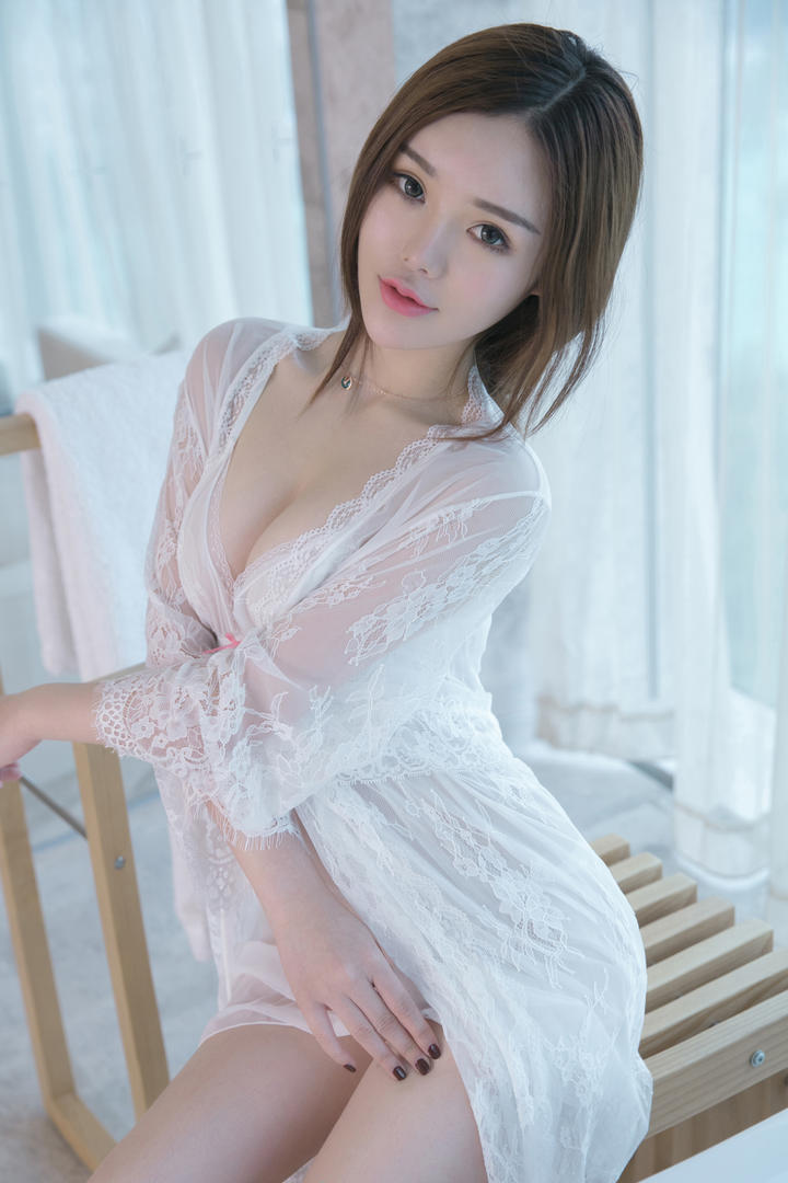 穿着透明长裙的性感大胸美女写真