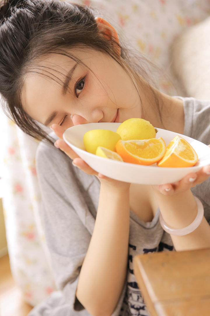 端着橘子的高清美女写真
