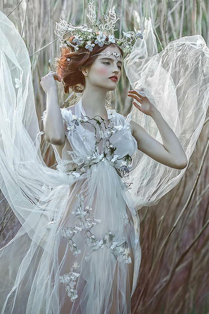 穿着白色透明长裙的欧美女生人像艺术写真图片
