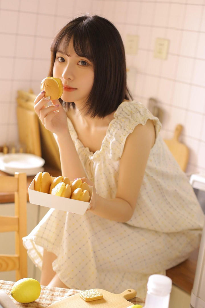 吃面包的极品清纯女神写真