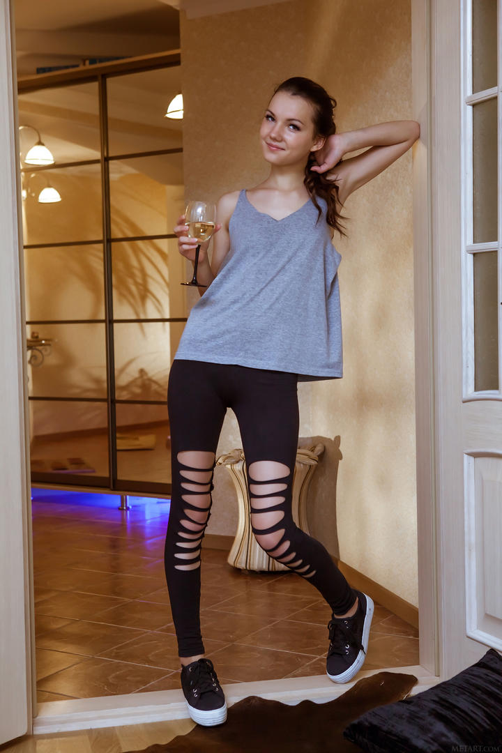 喝香槟的国外漂亮美女写真图片