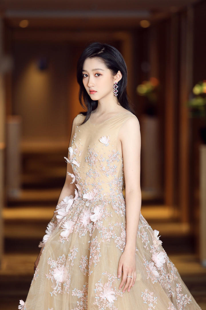 时尚漂亮的女明星关晓彤高清壁纸写真图片