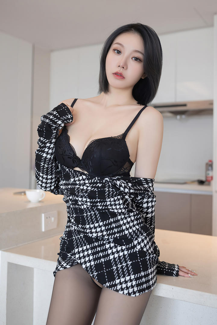 穿黑色蕾丝内衣的丝袜美腿美女安然性感私房照图片