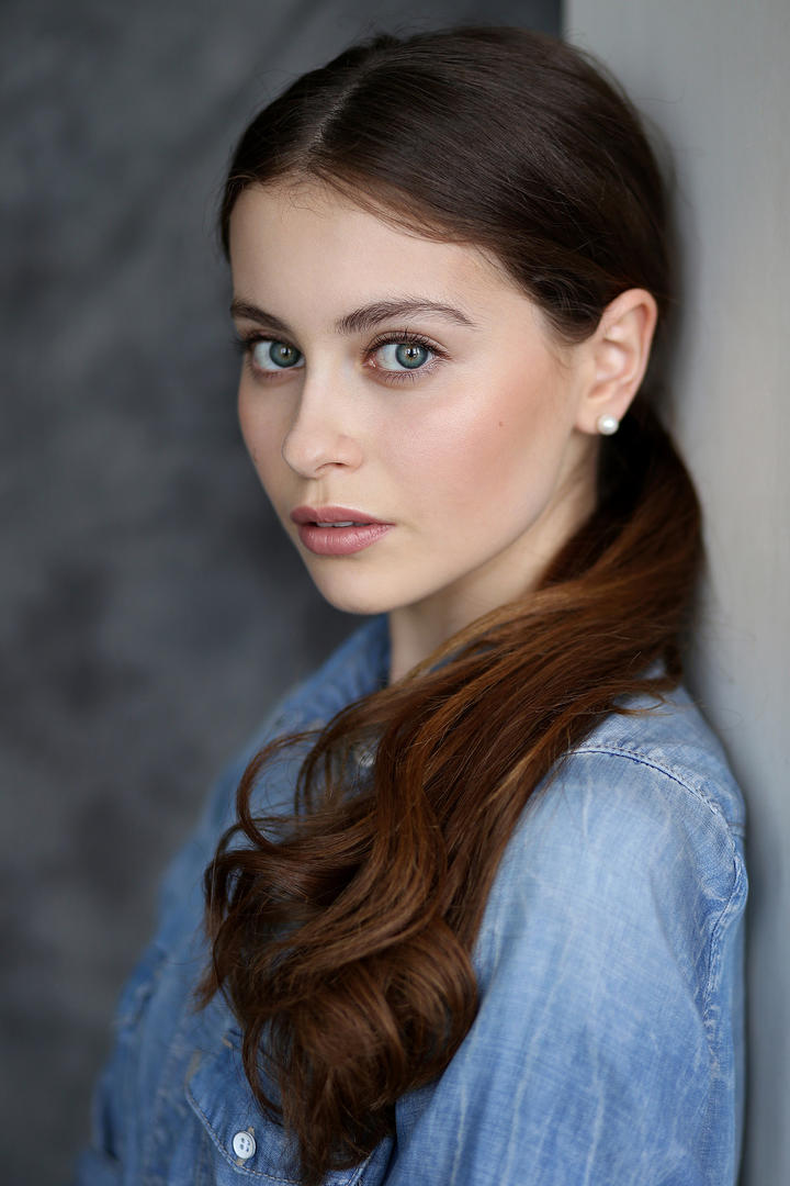 靠在墙边穿着牛仔衣高清美女写真图片