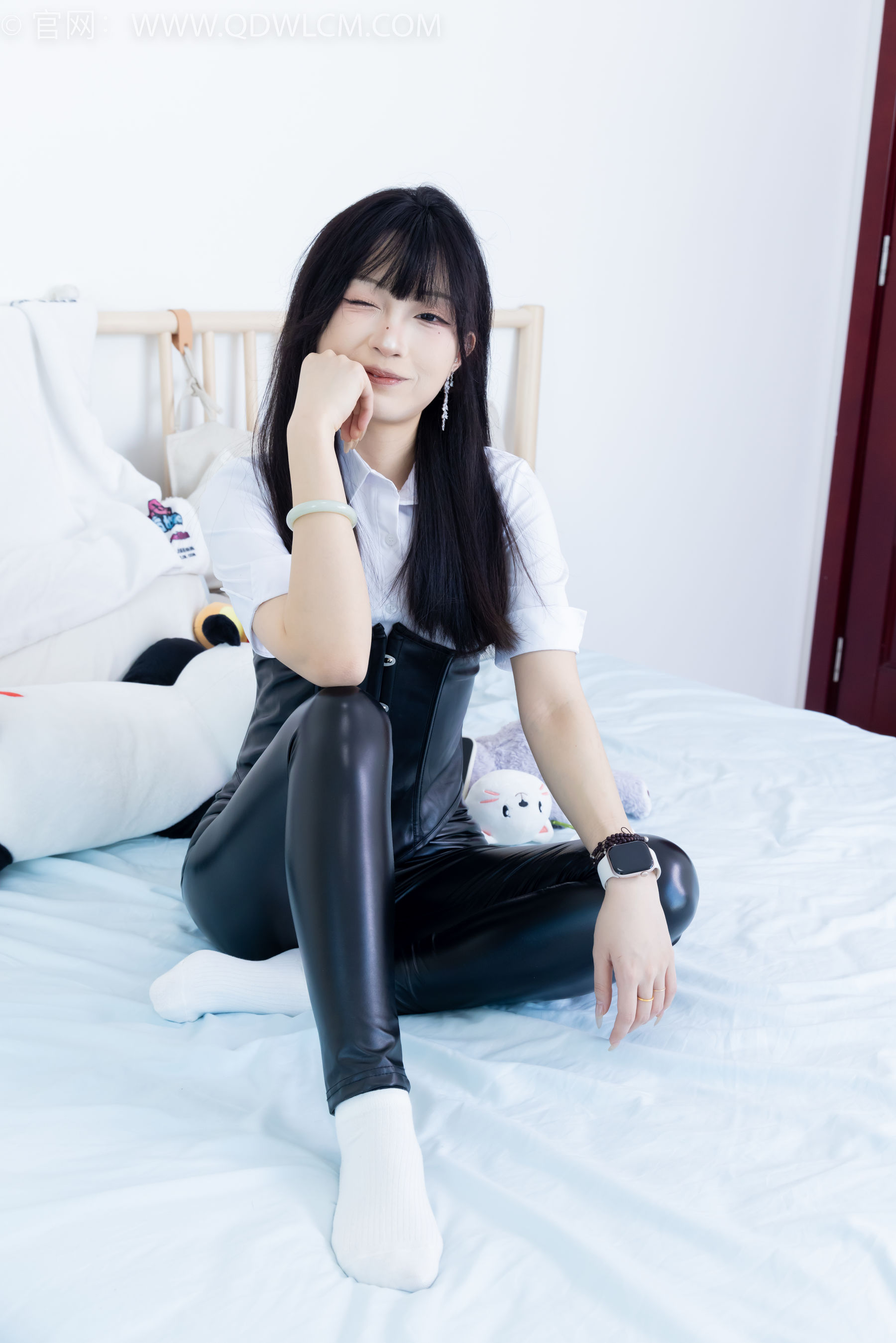 物恋传媒模特嘟嘟白色上衣黑色皮裤居家写真
