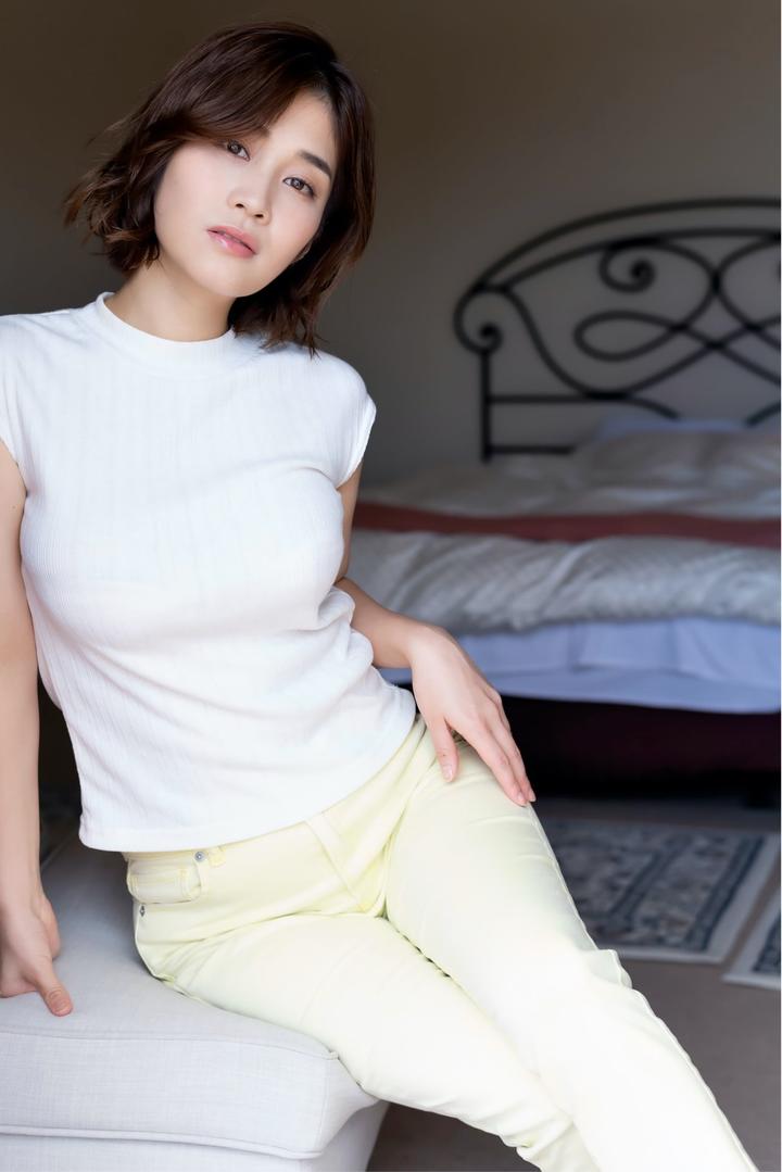 日韩高清短发美女无尺码精品产品写真图片