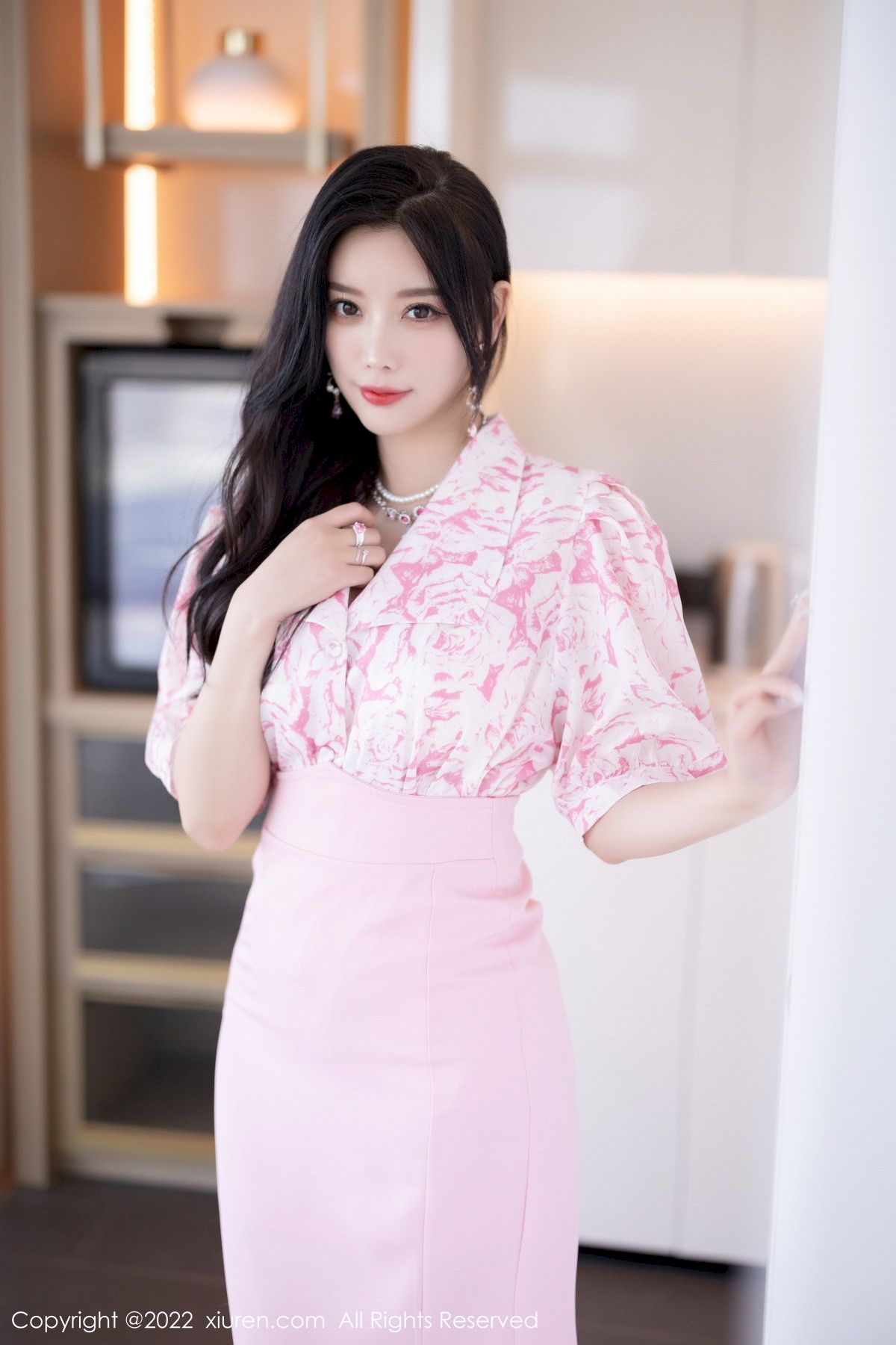 秀人网性感女神杨晨晨Yome粉色上衣搭配粉色短裙私房写真