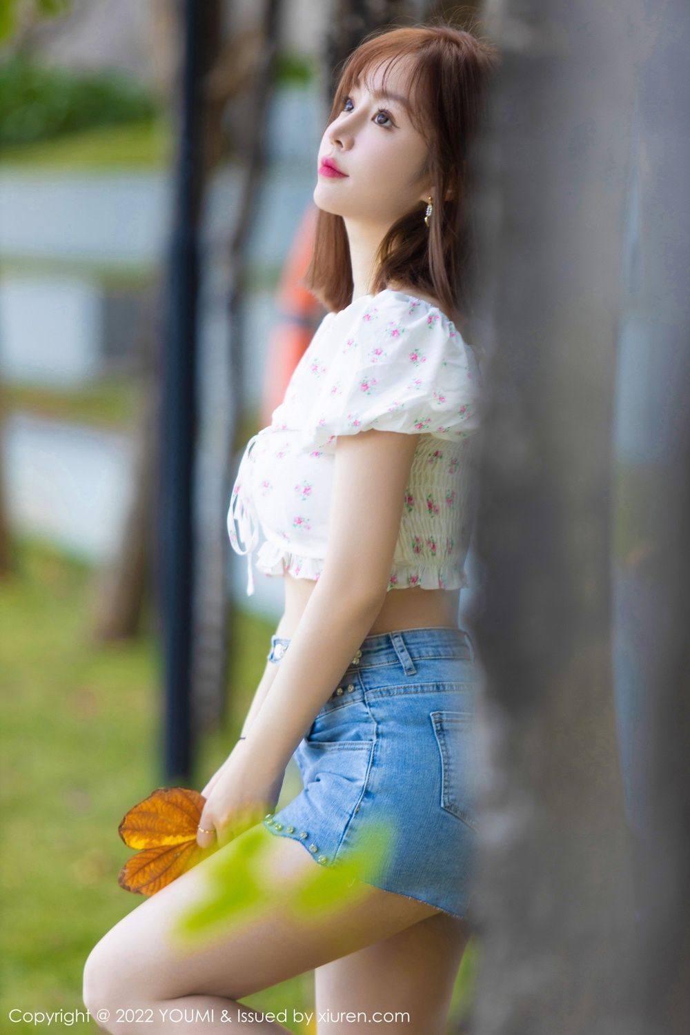 尤蜜荟性感女神王雨纯白色轻透上衣搭配黑丝系列三亚旅拍