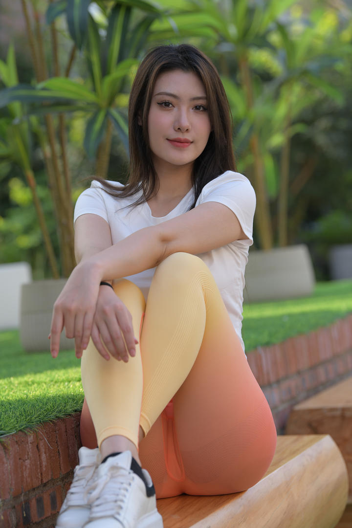 坐在长椅上的红色瑜伽裤美女鲍沟图片