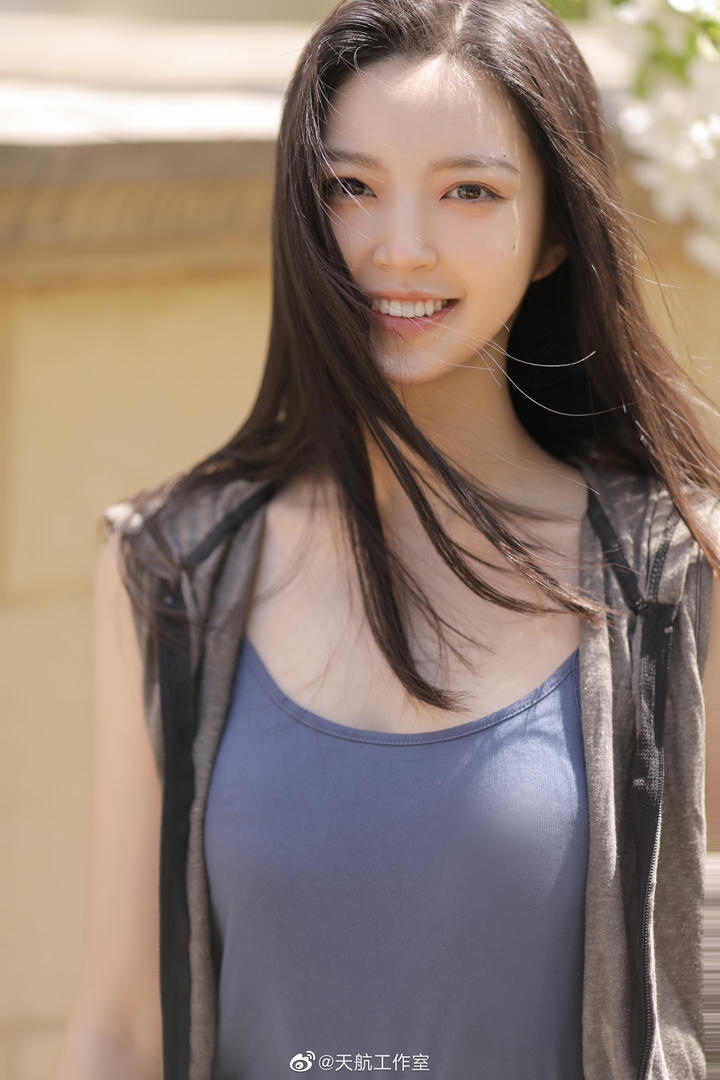 户外笑容甜美的清纯美女写真图片