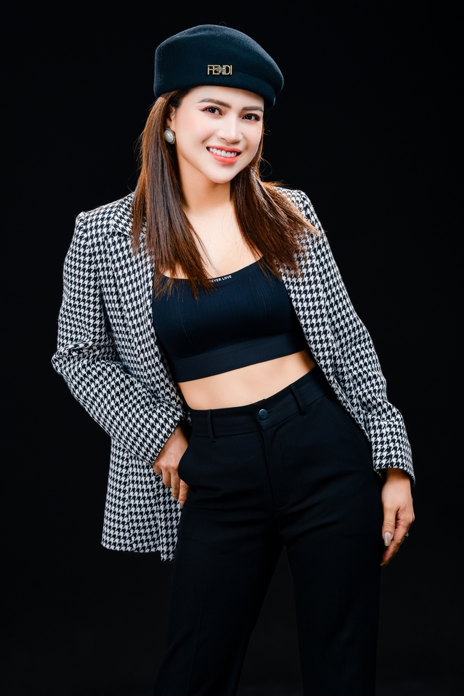 亚洲年轻时髦千鸟格西装性感美女图片