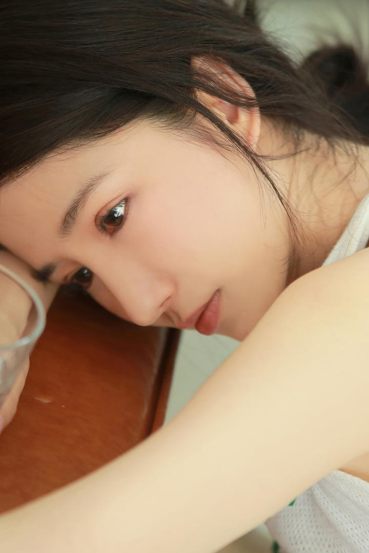 清纯大眼睛美女人像摄影写真图片
