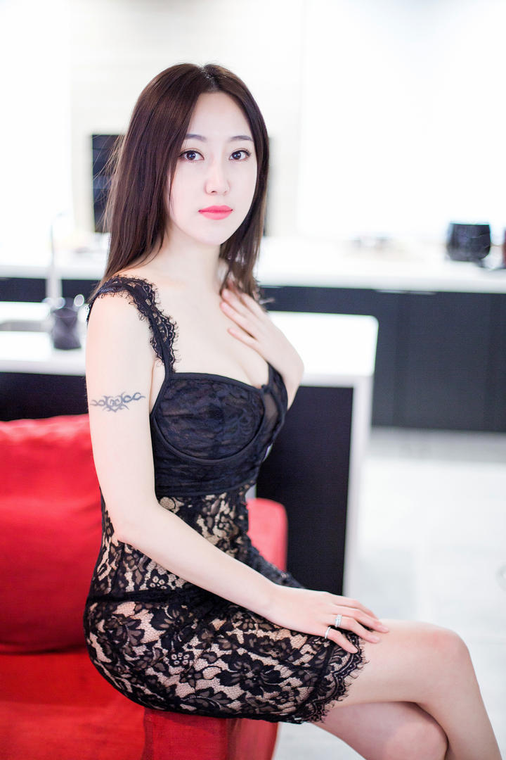 坐在沙发上的高清成熟美女图片