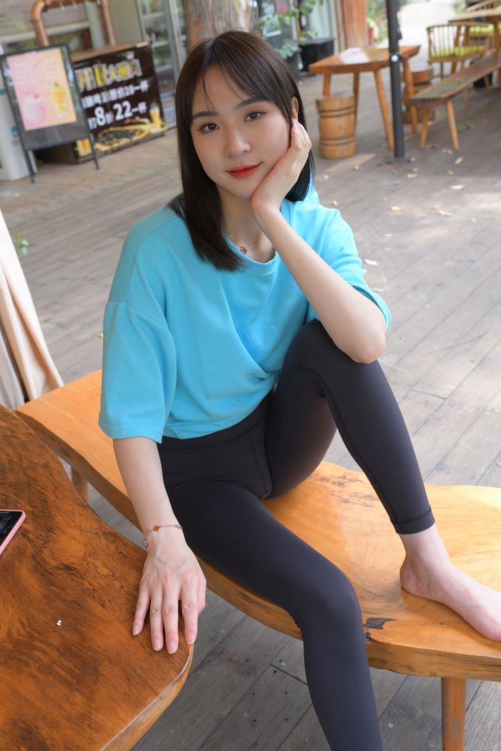 坐在椅子上的紧身瑜伽美女高清街拍图片