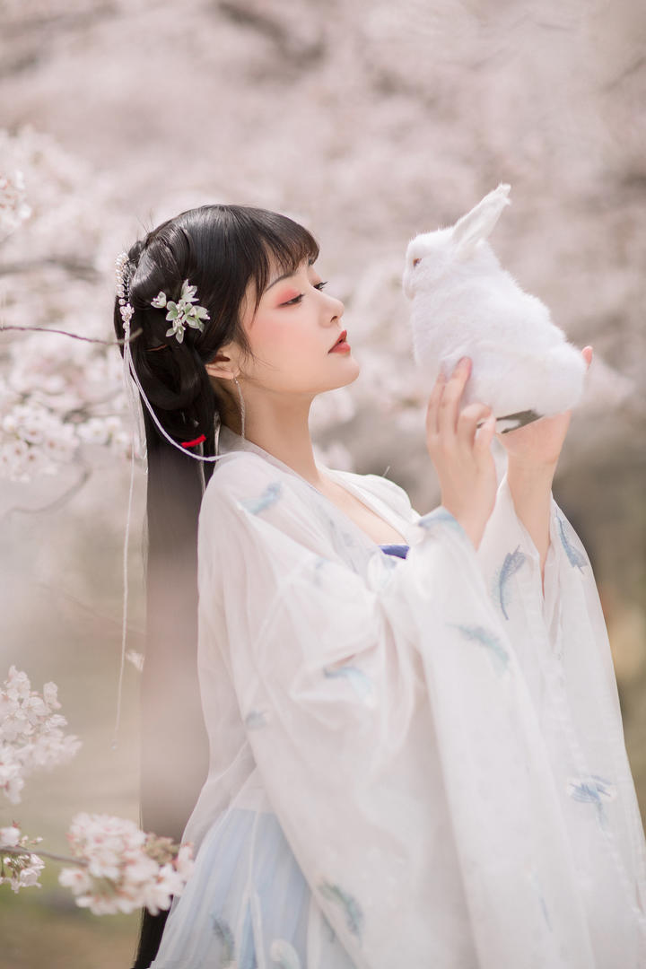抱着小白兔的清纯古风小姐姐唯美手机壁纸图片