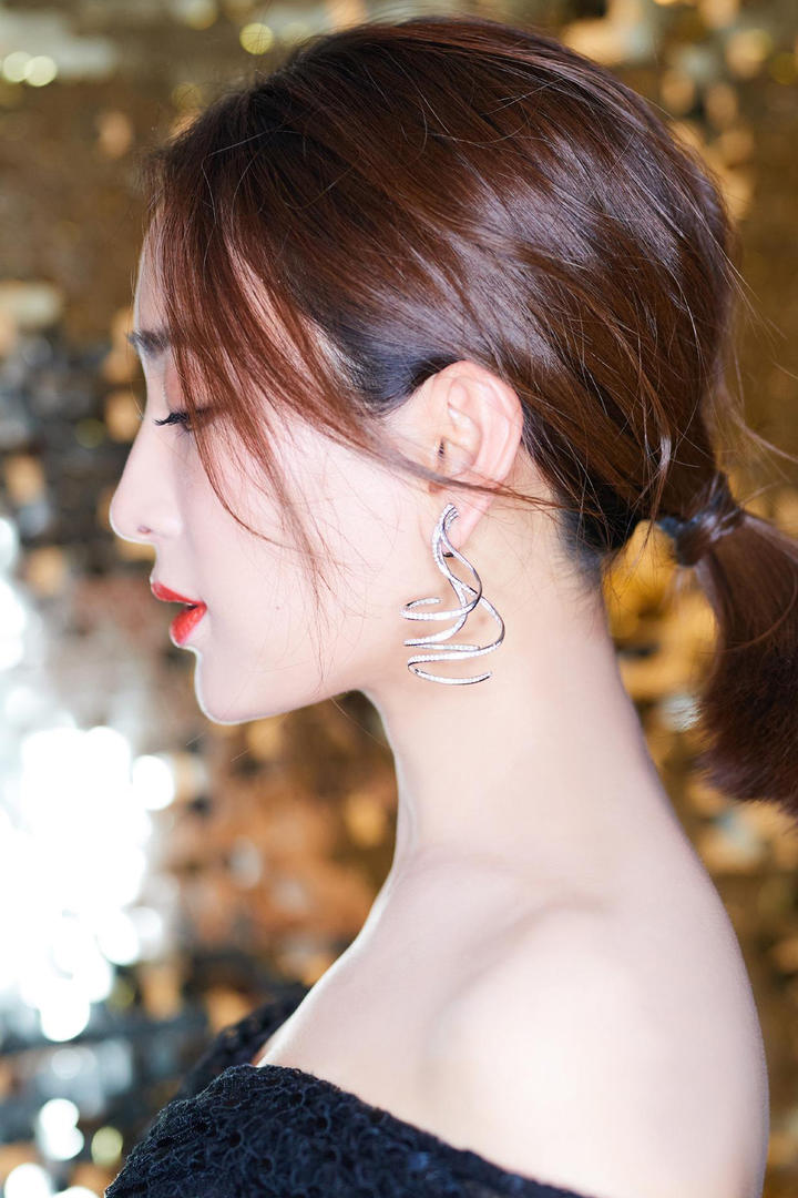美女明星马苏侧脸娇艳红唇高清写真图片