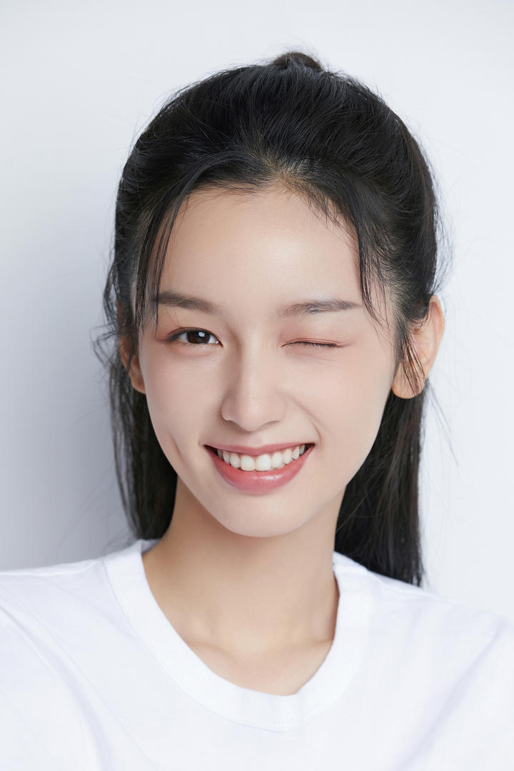 抛媚眼的可爱女明星周也高清壁纸写真图片