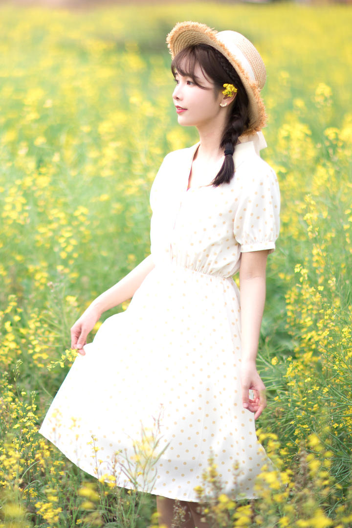 站在油菜花中的小清新美女艺术写真图片大全