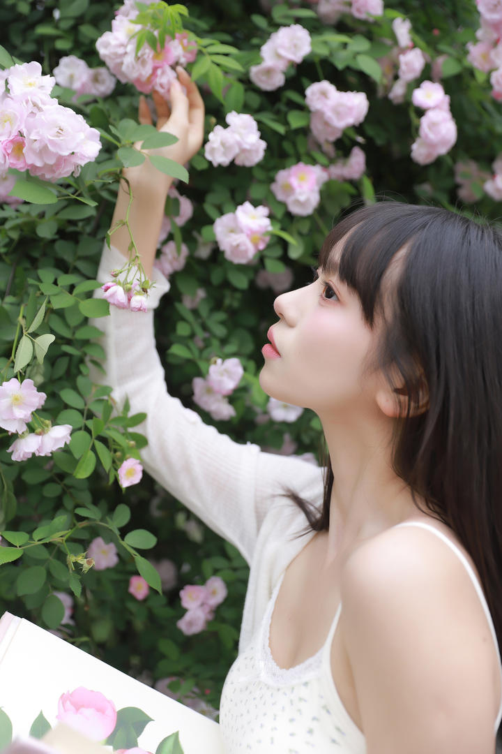 赏花的00后甜美女生手机壁纸图片