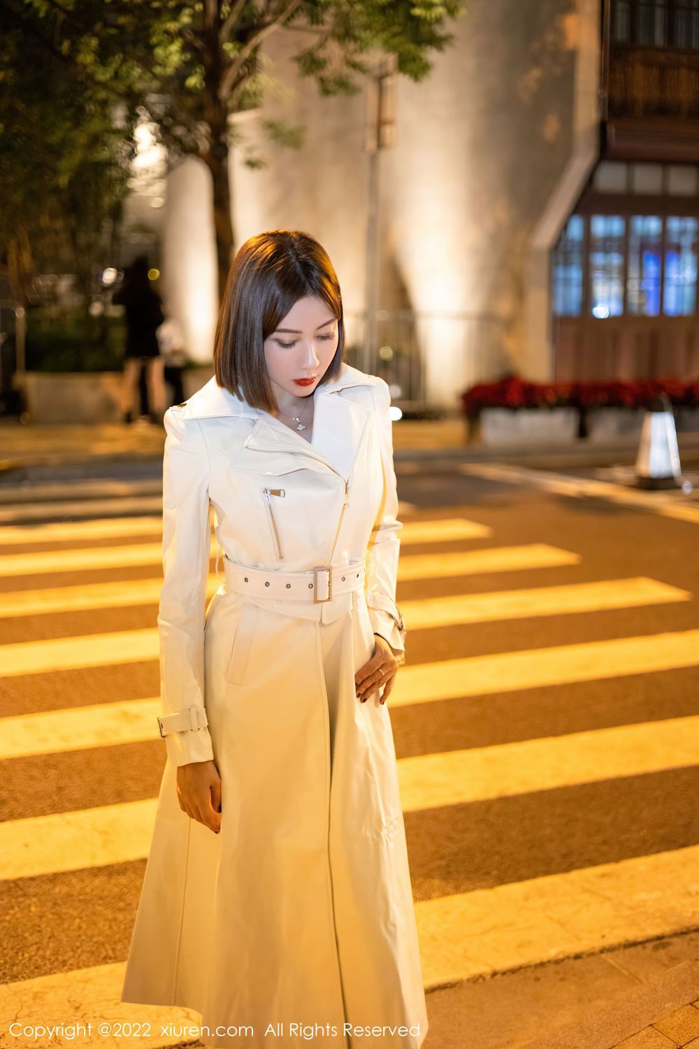 秀人网御姐果儿Victoria皮质长外套搭配丝袜系列青海旅拍