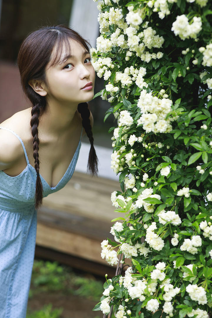 赏花的日本甜美清纯女生酥胸半露图片