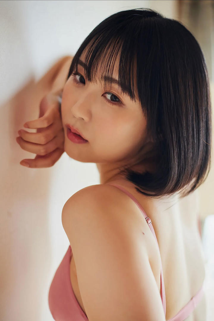 短发美女人体艺术照