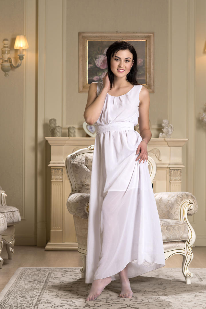 穿着白色长裙的高清欧美美女写真图片