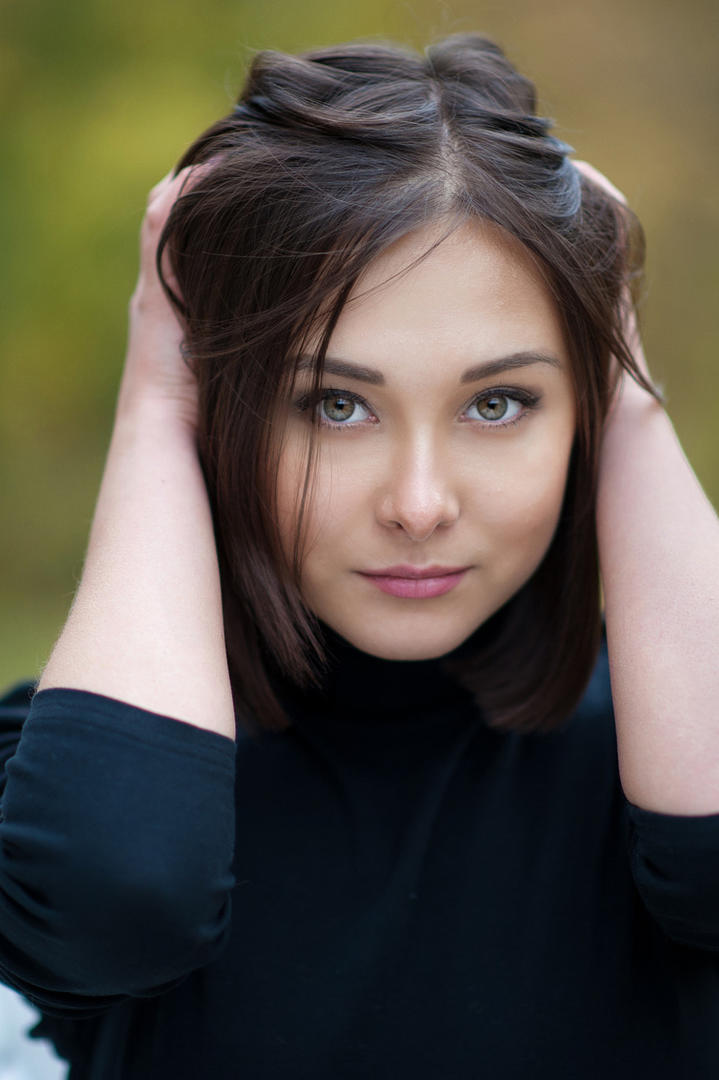 双手抱头的欧美美女图片