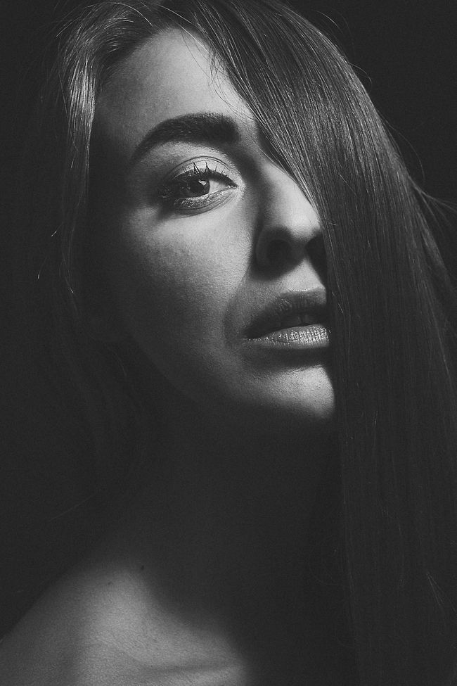 黑白单色调美女人像写真艺术图片