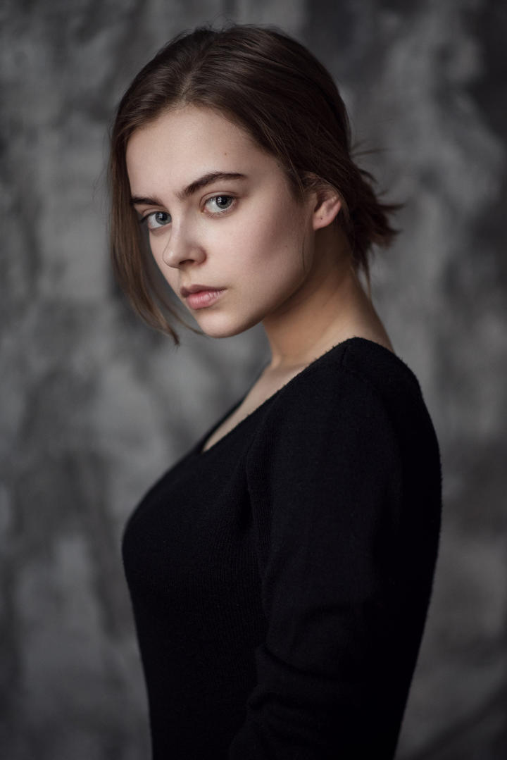 短头发的欧美美女艺术写真图片