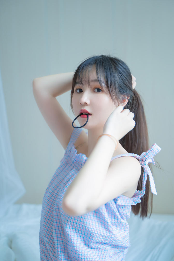 扎头发的清纯俏皮美女图片