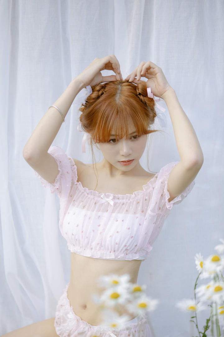 国产清纯粉嫩少女居家生活照MM131美女图片