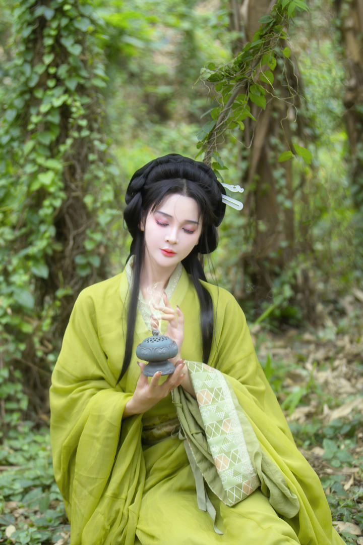 焚香的古装美女图片