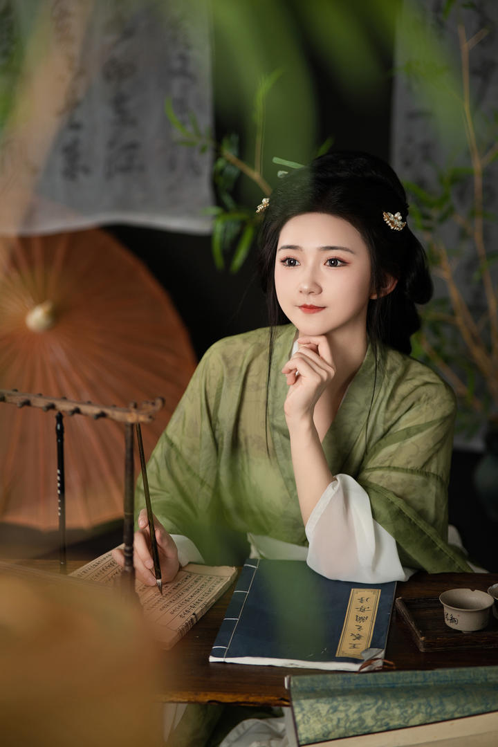 书房里的古典汉服美女个人艺术照图片
