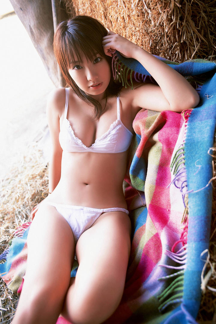 丰腴饱满的日本大胸MM泳装写真图片