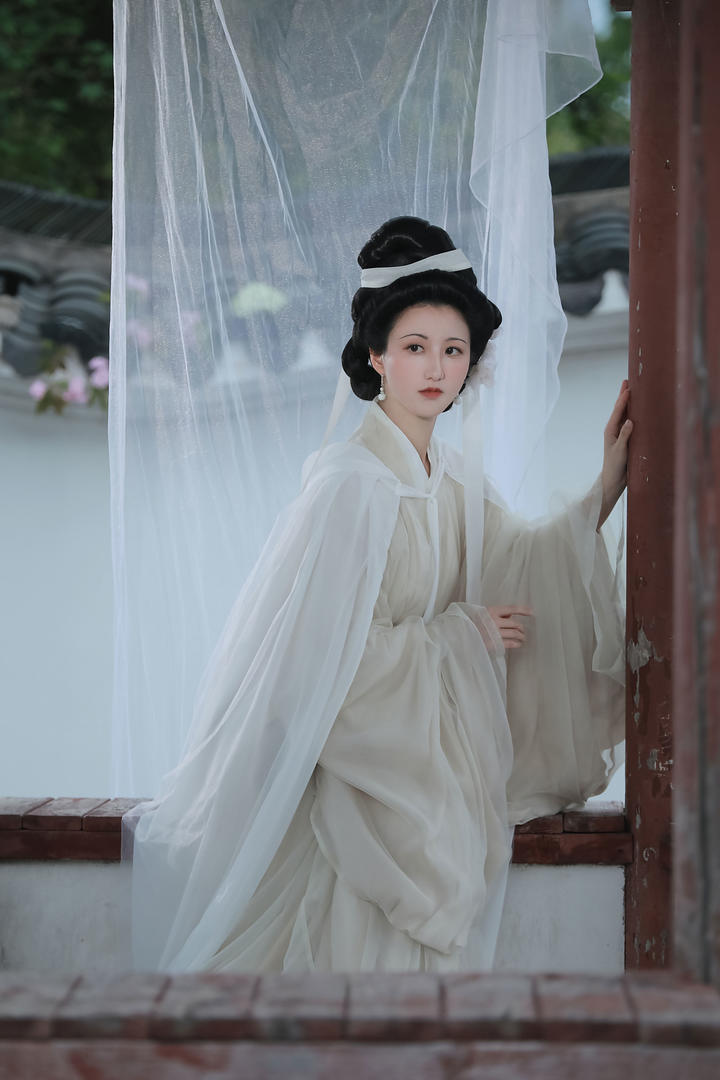 忧郁气质古装美女图片