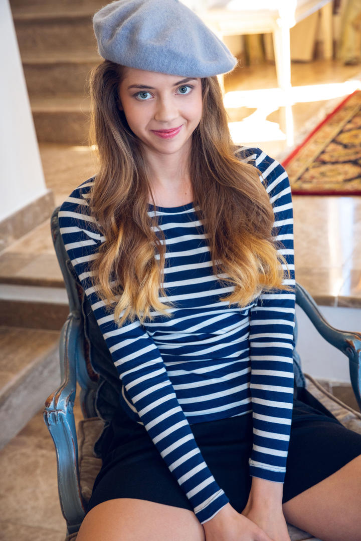 欧美漂亮少女超短裙美女写真图片