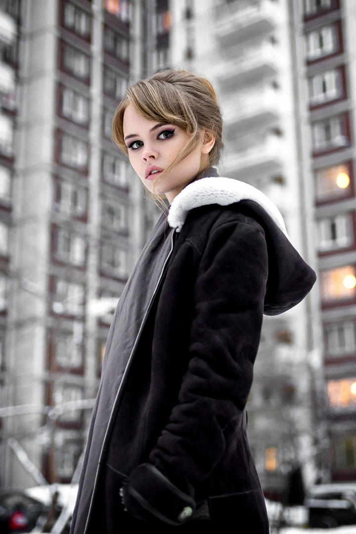 穿着黑色大衣的欧美气质美女