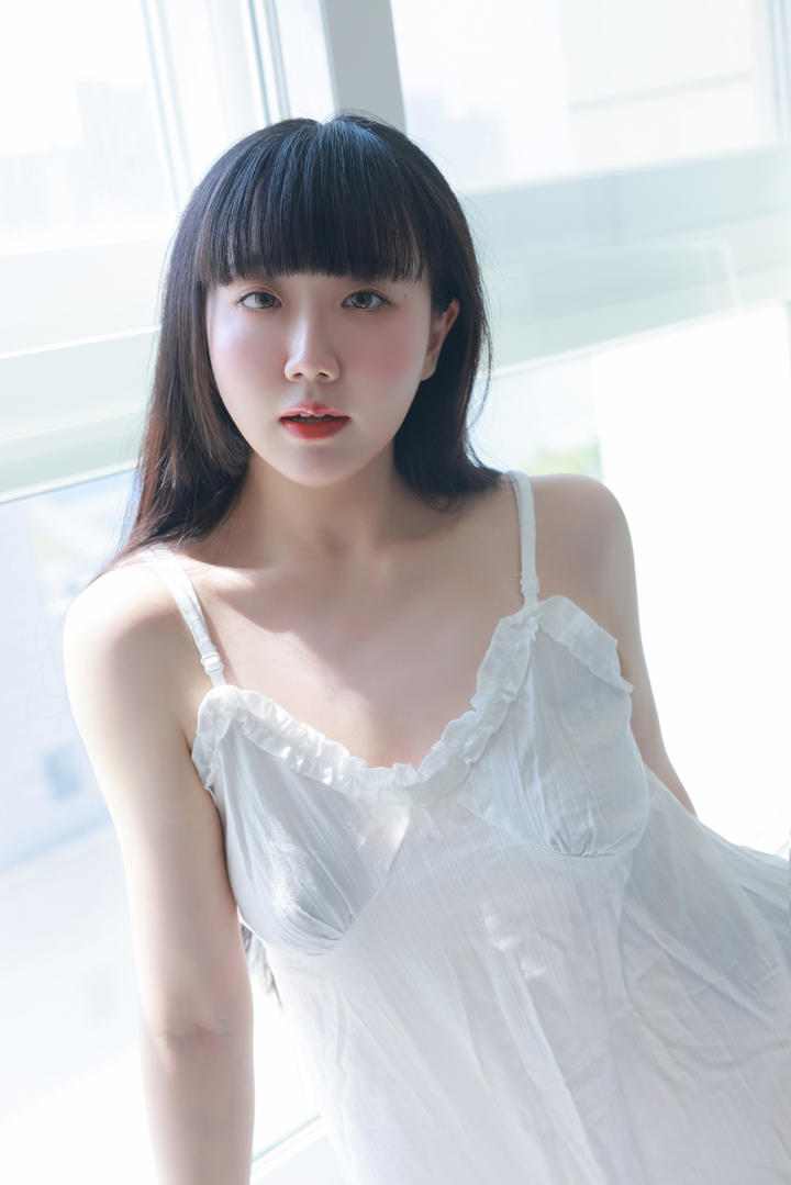 日韩在线吊带睡衣美女