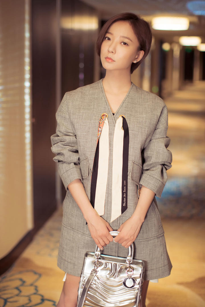 酒店走廊上的短发美女明星王珞丹高清壁纸图片大全