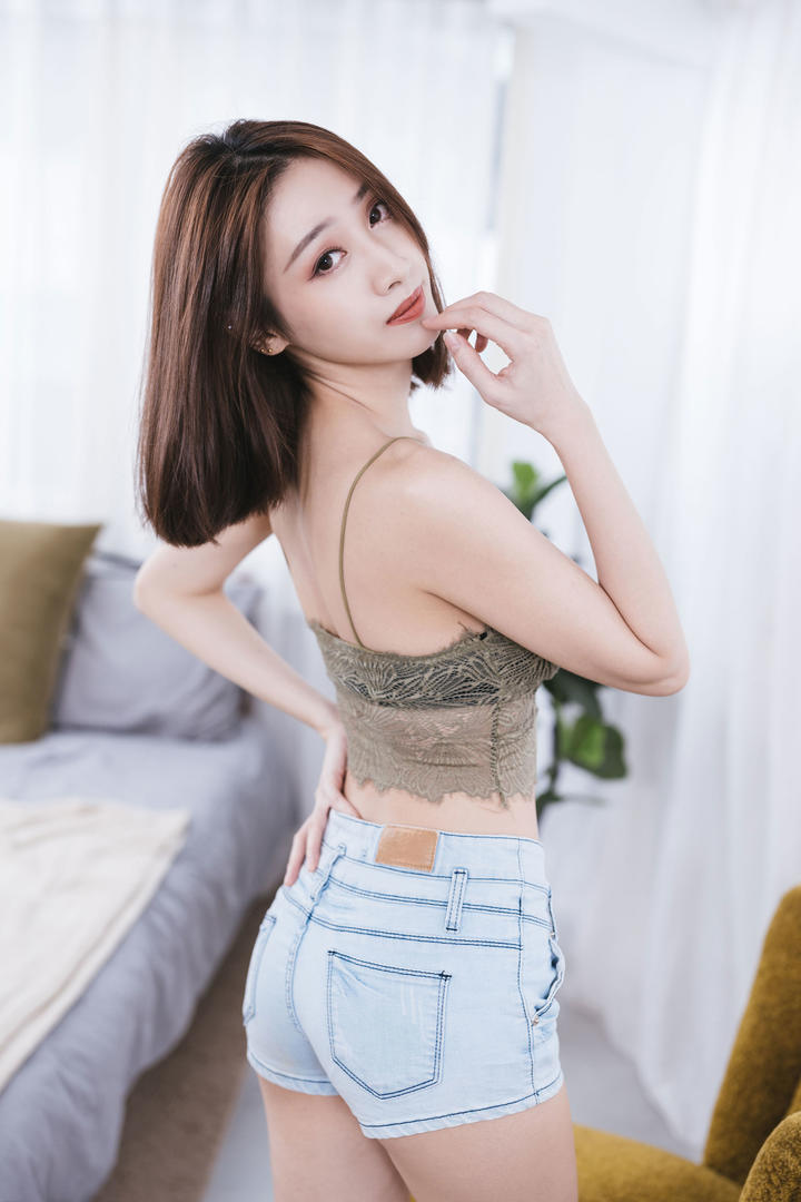 牛仔裤美女背影图片