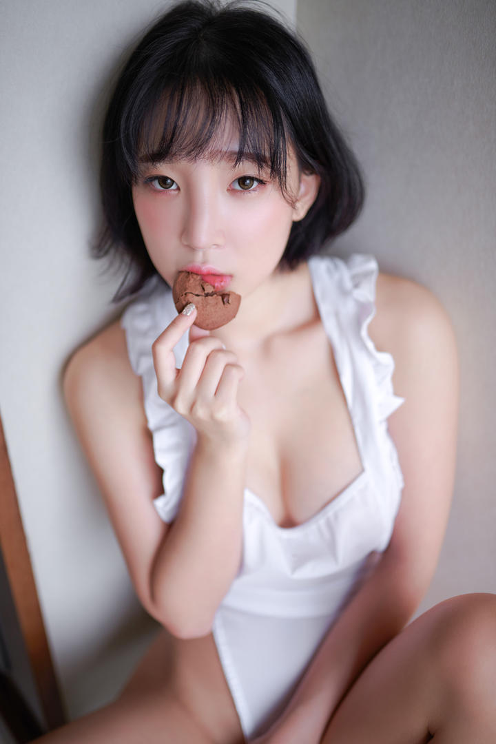 吃饼干的韩国短发纯欲女孩性感私房照图片
