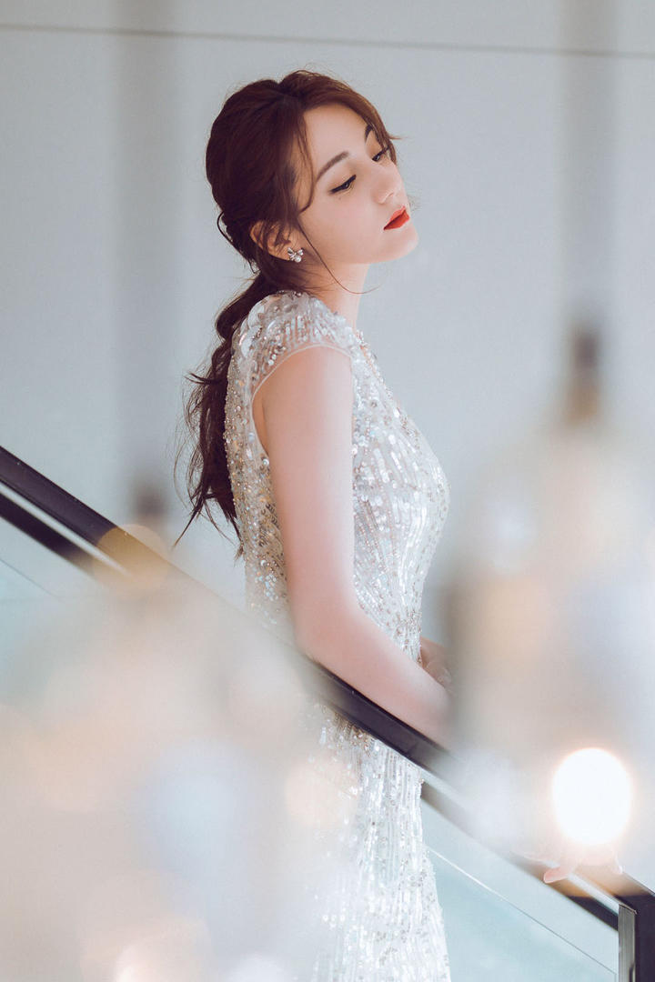 高清美女明星迪丽热巴侧脸写真