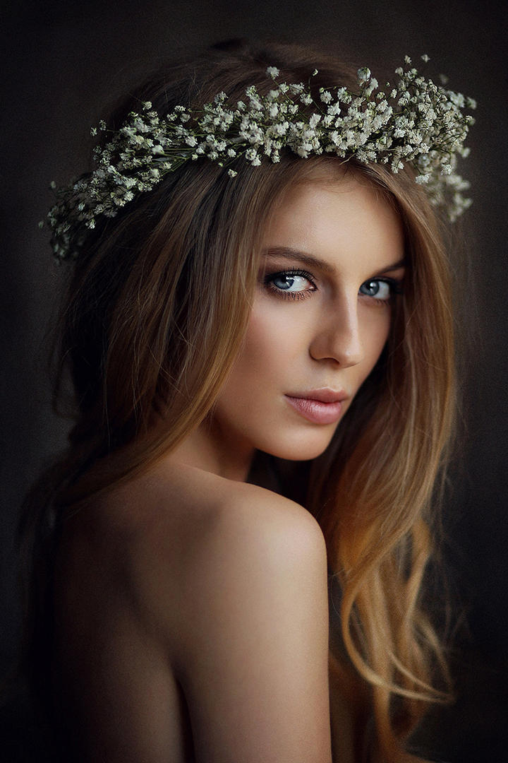 头戴花环的高清美女图片