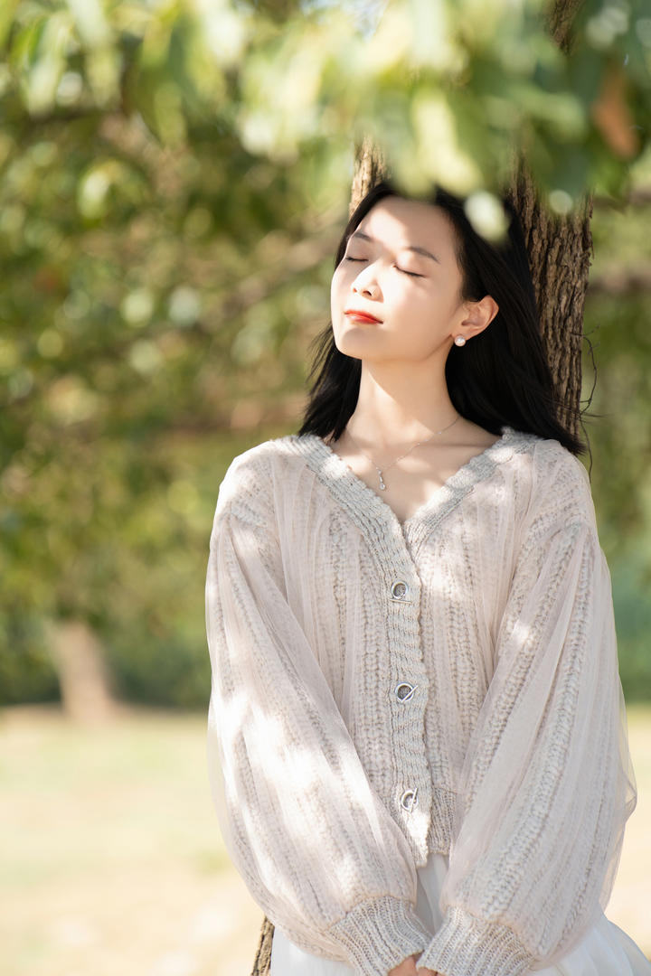 闭上眼睛冥想的清纯可爱女生图片