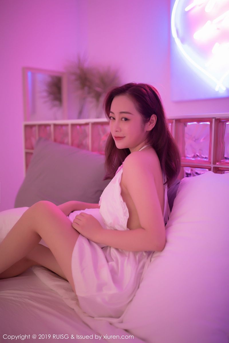 瑞丝馆新人模特Eileen爱琳娇小身材情趣吊裙真空性感写真